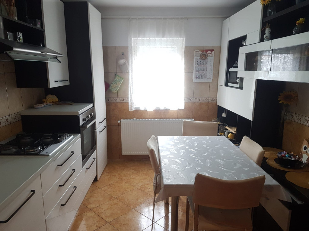 Apartament doua camere etaj trei, renovat mobilat utilat, Bistrita Lac
