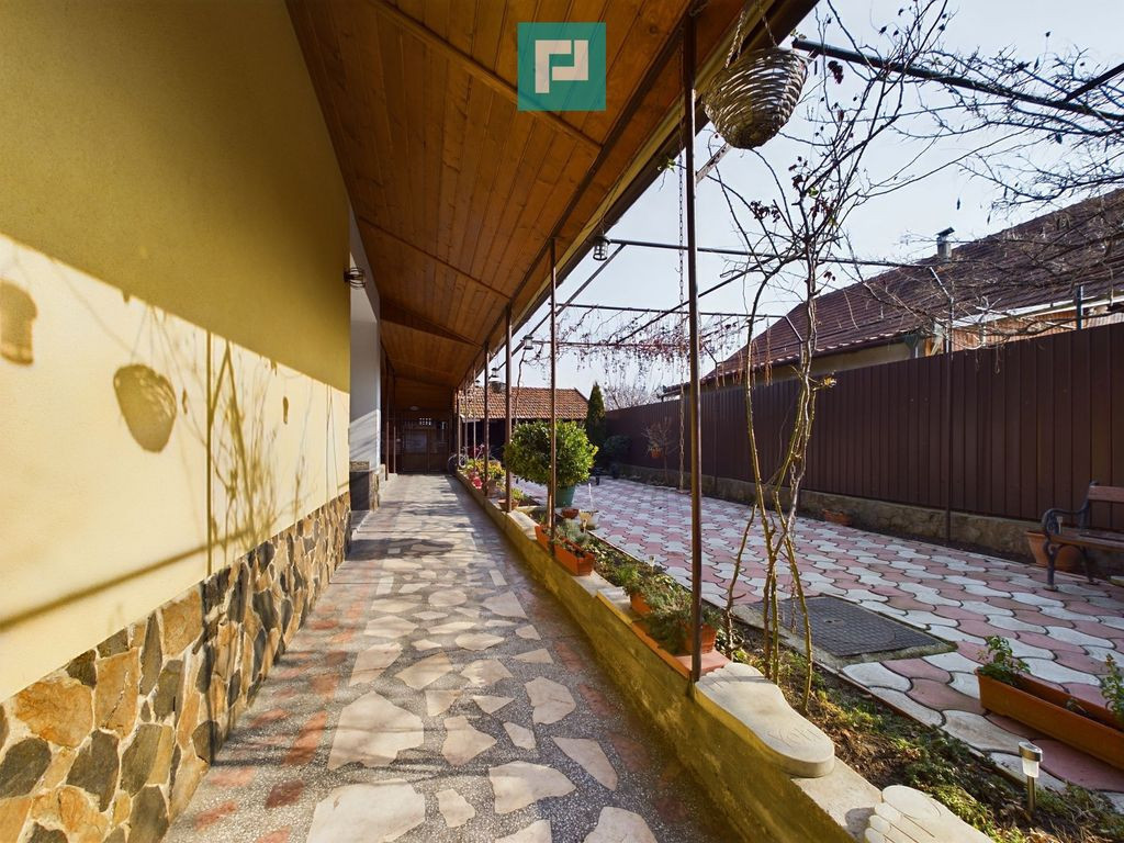 Casă 5 camere, Curtici