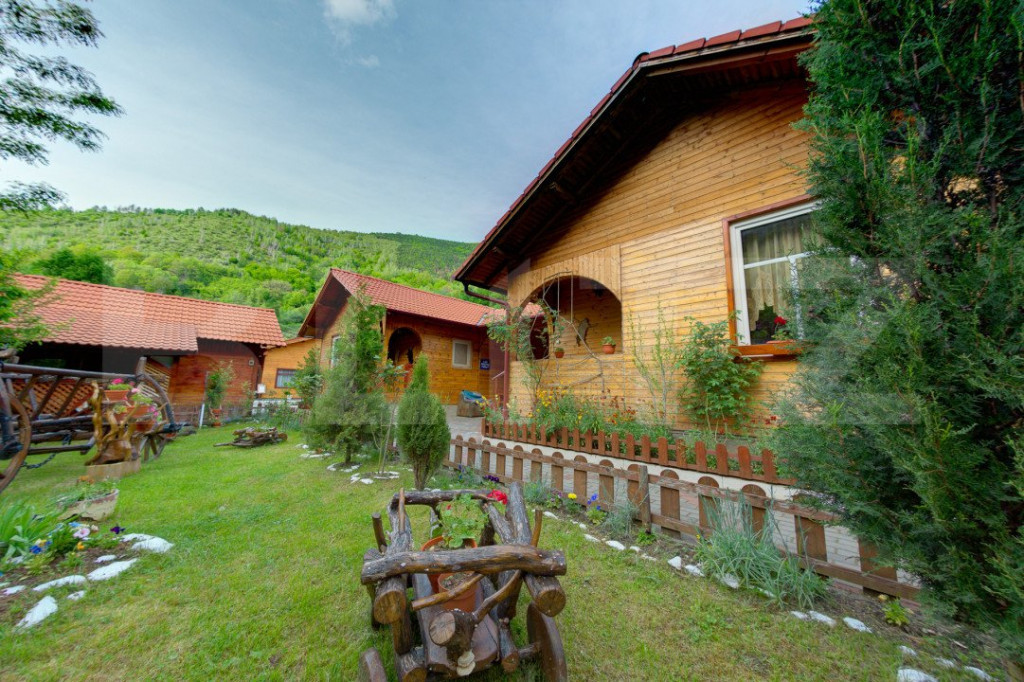 Complex turistic cu 8 cabane,25 de camere,sauna,jacuzzi,ciub