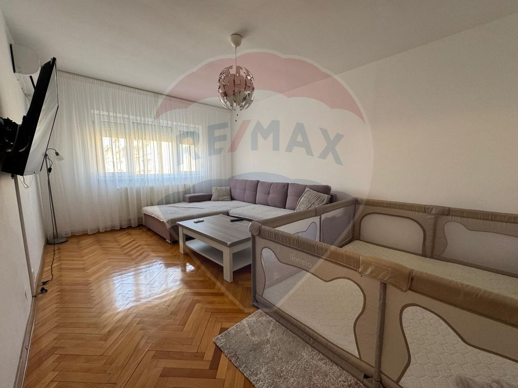 Apartament cu 3 camere de închiriat în zona Alfa