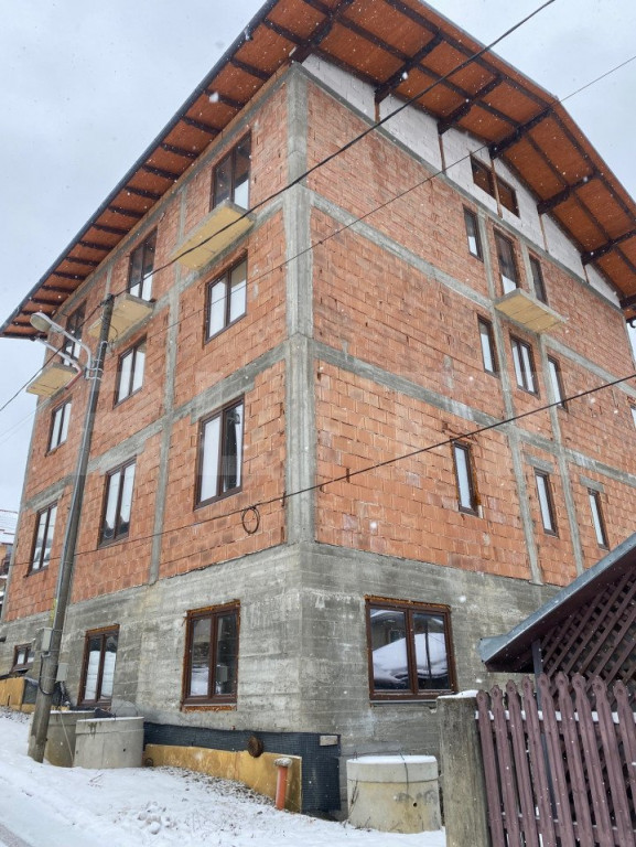 Pensiune la roșu de vanzare, 18 camere, 726 mp, zona Vatra