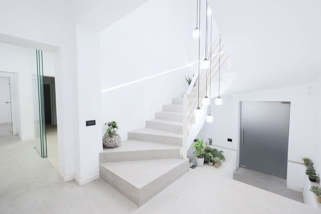 Cladire cu destinatie multifunctionala in zona Podgoria C...