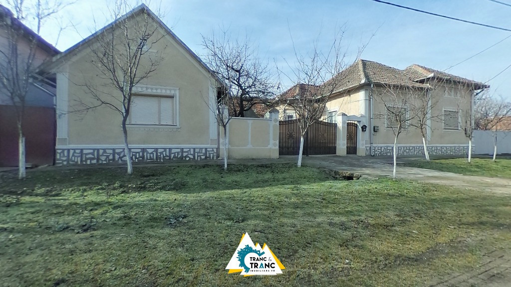 Gospodărie spatioasa compusa din 4 cladiri cu 9 camere si garaj in Cer