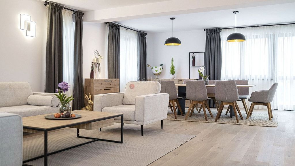 Priveliste frumoasa catre Masivul Postavarul