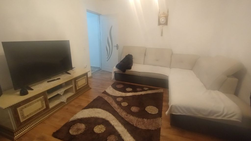 Apartament cu 3 camere semidecomand , renovat, zona Km 4-5