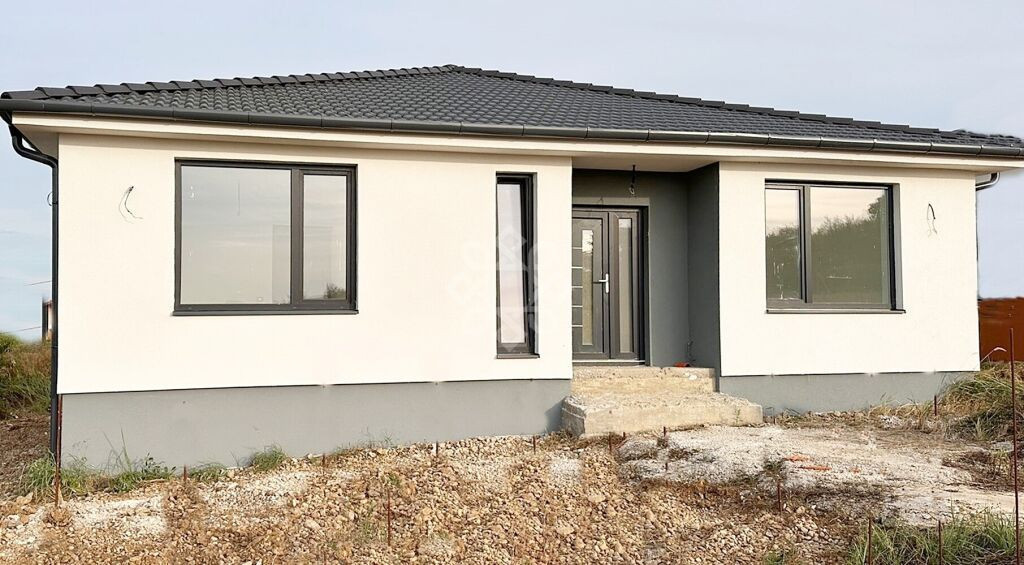 Casa finisata 4 camere si 600mp teren in Paleu