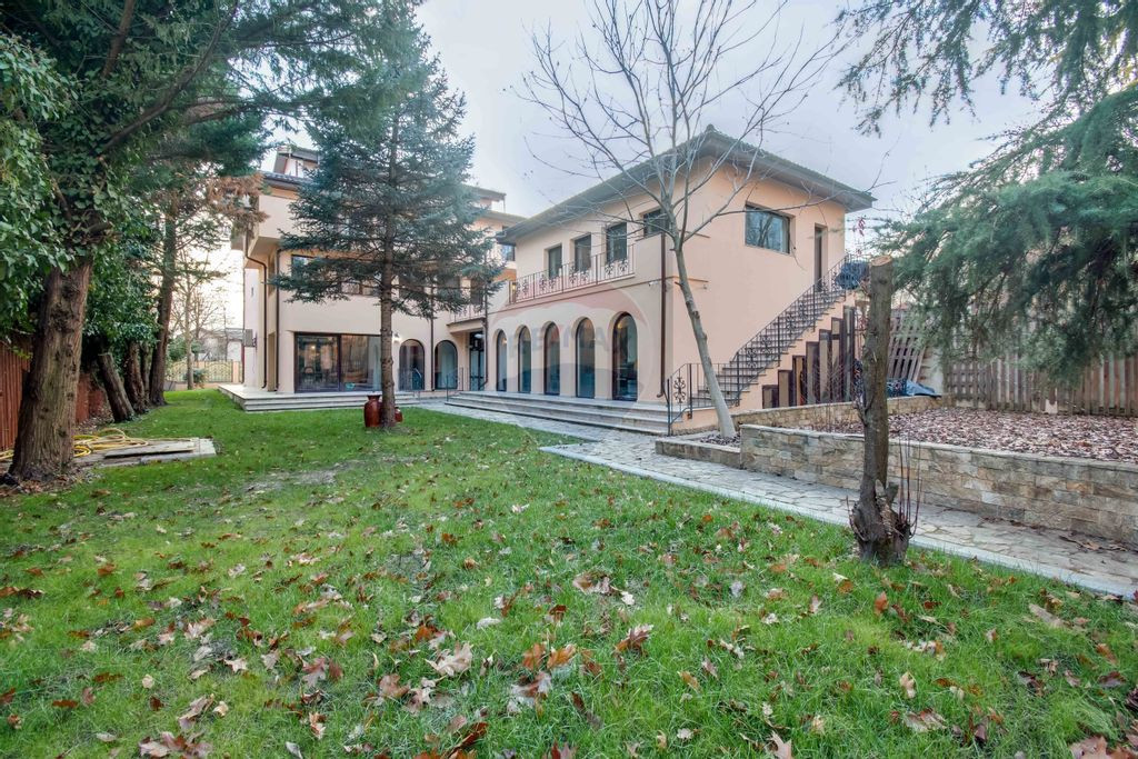 VILA DE LUX CU PISCINA INTERIOARA, LANGA PADURE, DE INCHI...