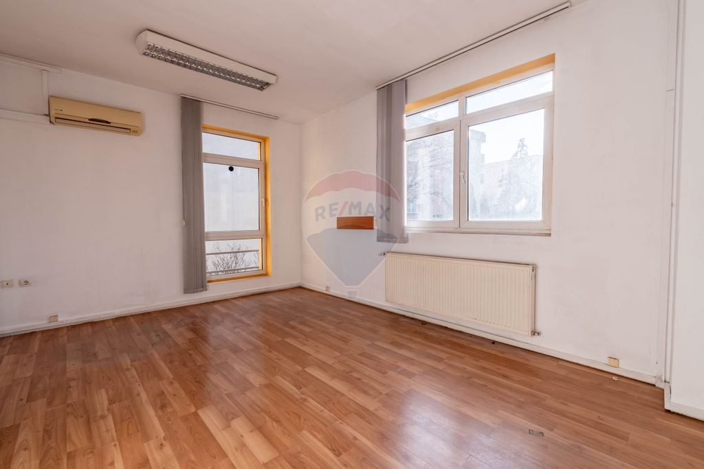 Birouri de inchiriat in zona semicentrală aproape de Pia...