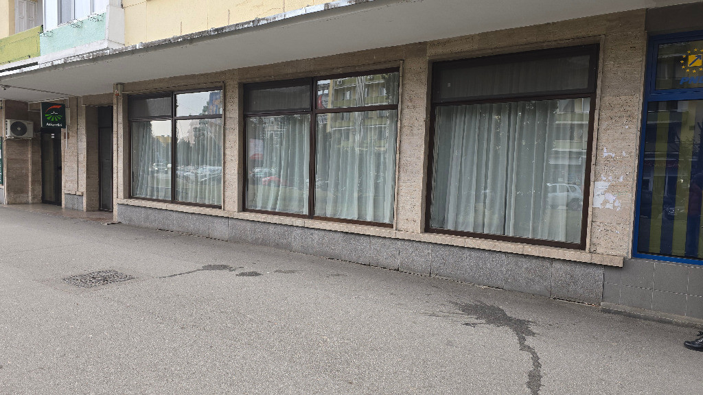 Inchiriez spatiu comercial in Deva, 1 Decembrie (Ultracentral), 120 mp