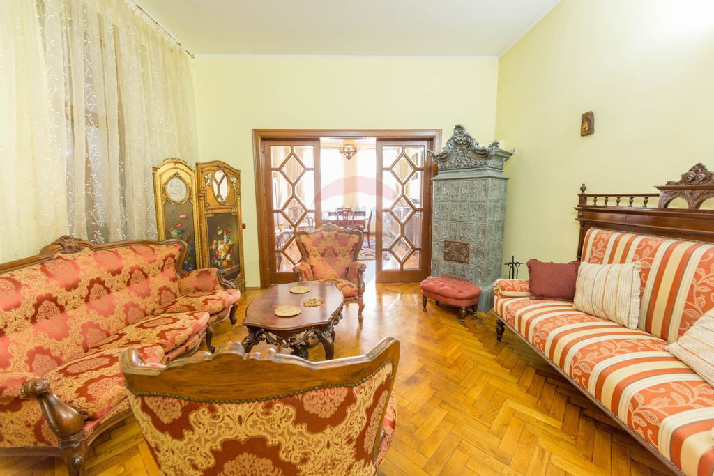 Proprietate unică Situată sub Tâmpa compusă din 2 Cas...