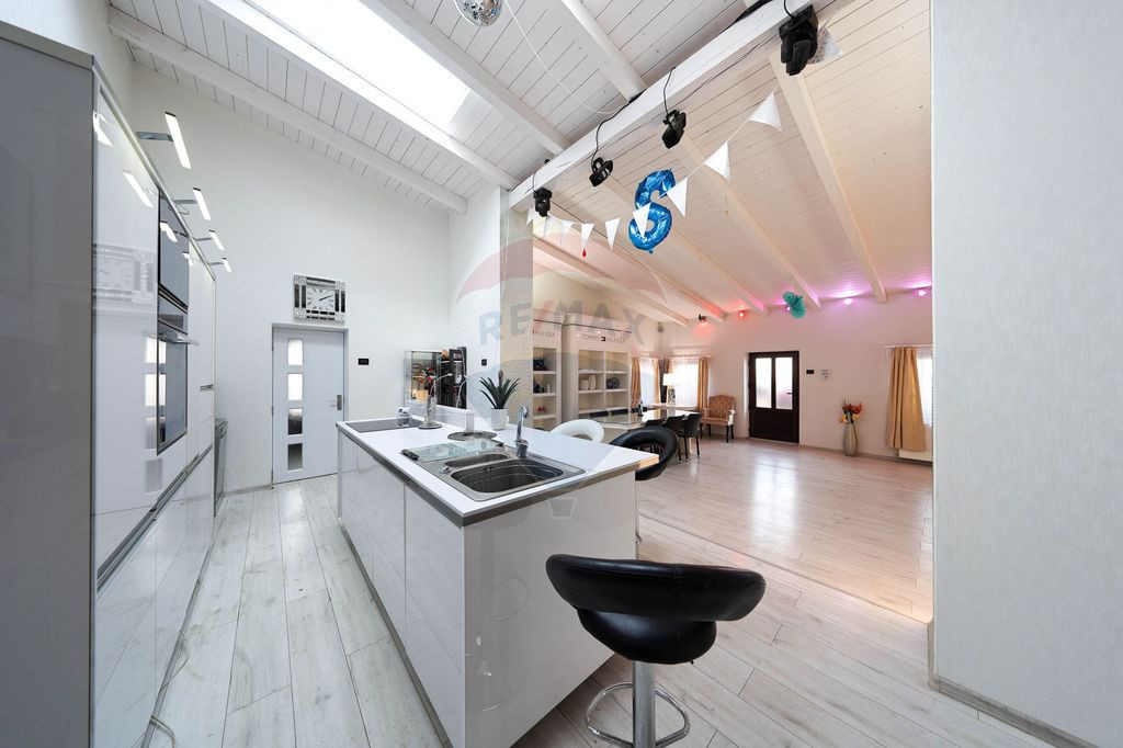 Proprietate deosebita cu spatiu de relaxare si piscina in...