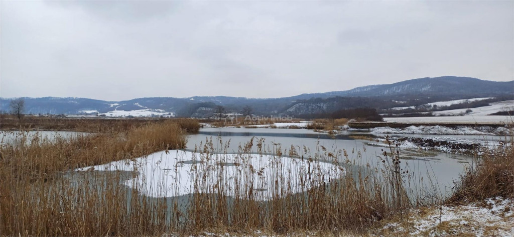 Paradis Natural cu Lac perfect pentru Agrement sau Investit