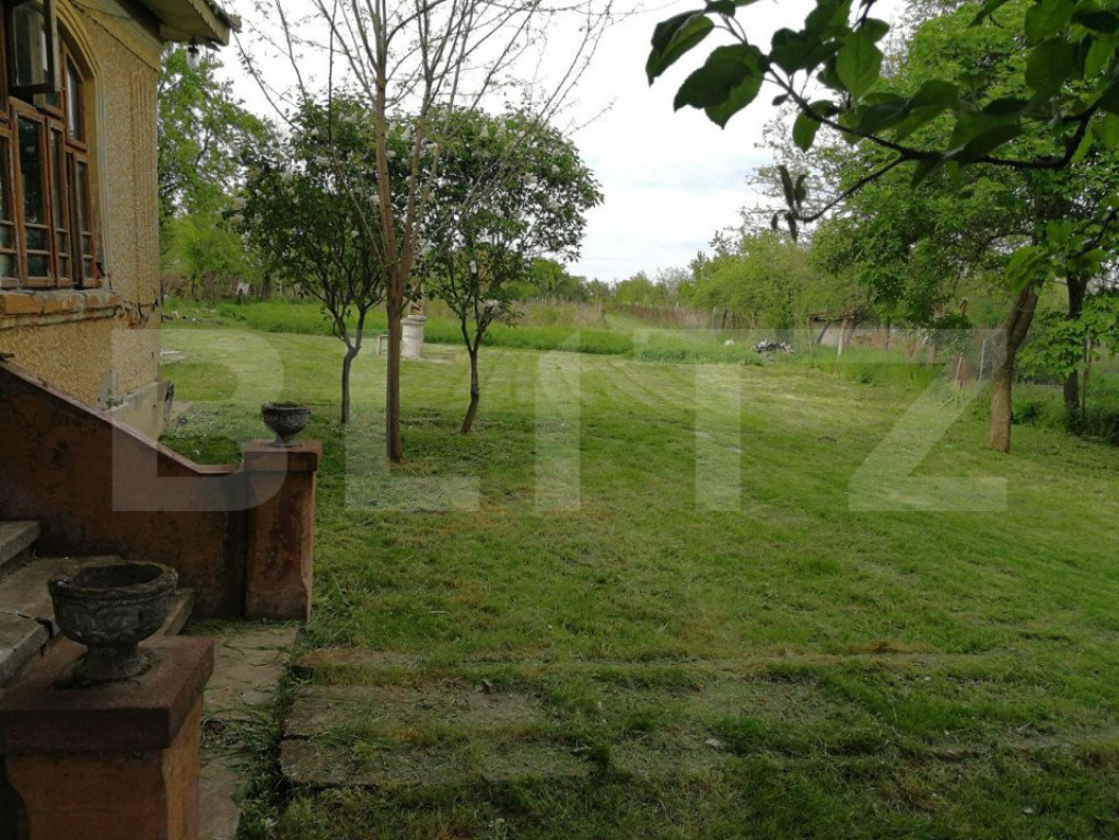 Casa demolabila, 50 mp, cu 1800 mp teren, zona Cosoveni