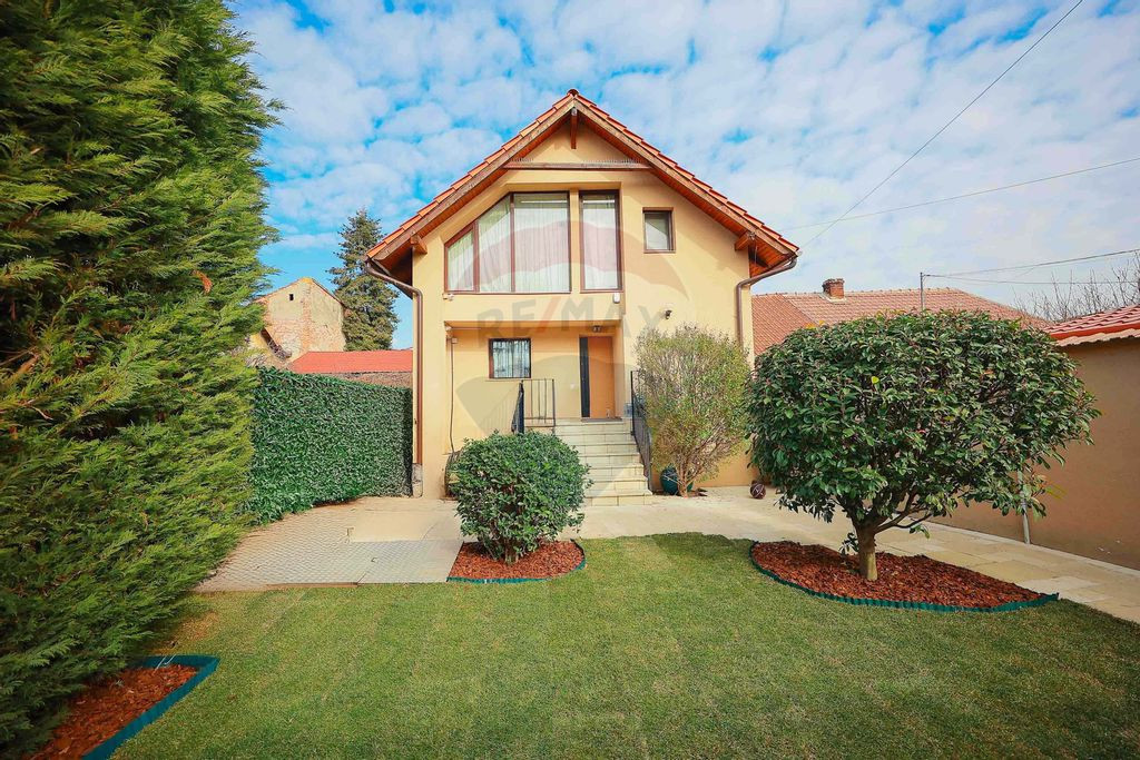 De vânzare Casǎ cu 4 camere, singur în curte, Ultracen...