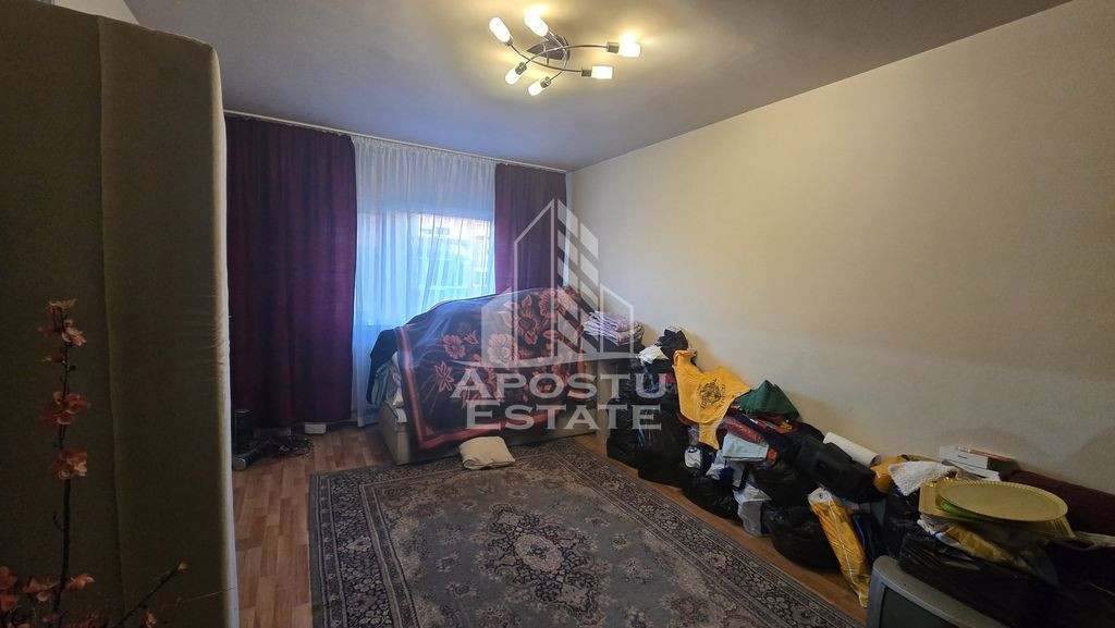 Apartament cu 3 camere, centrala proprie, etaj 3, zona Li...