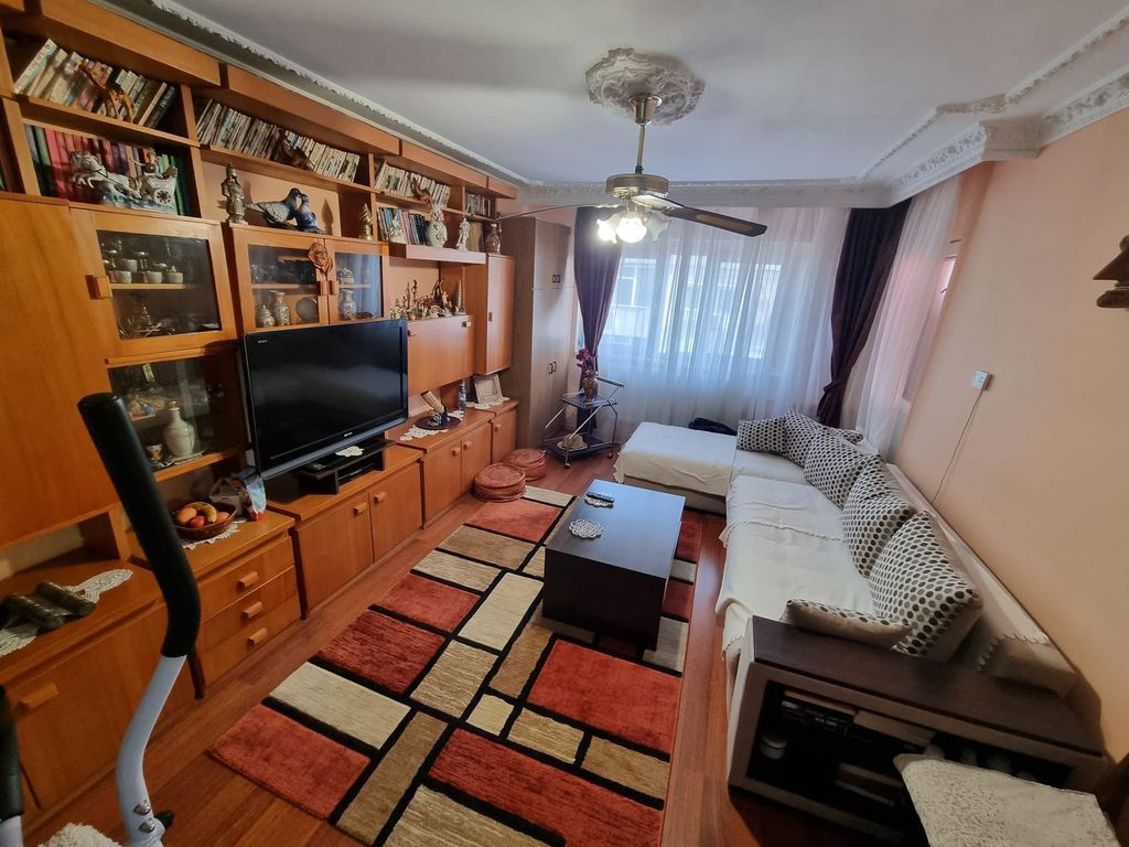 Anda-apartament 3 camere decomandat cu gaze