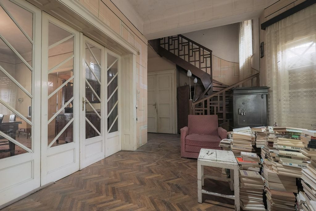 VILĂ INTERBELICĂ CU TEREN GENEROS ȘI SPAȚIU COMERCIAL...