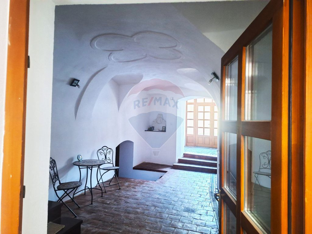 Casa individuala cu curte in centrul istoric, renovata in...
