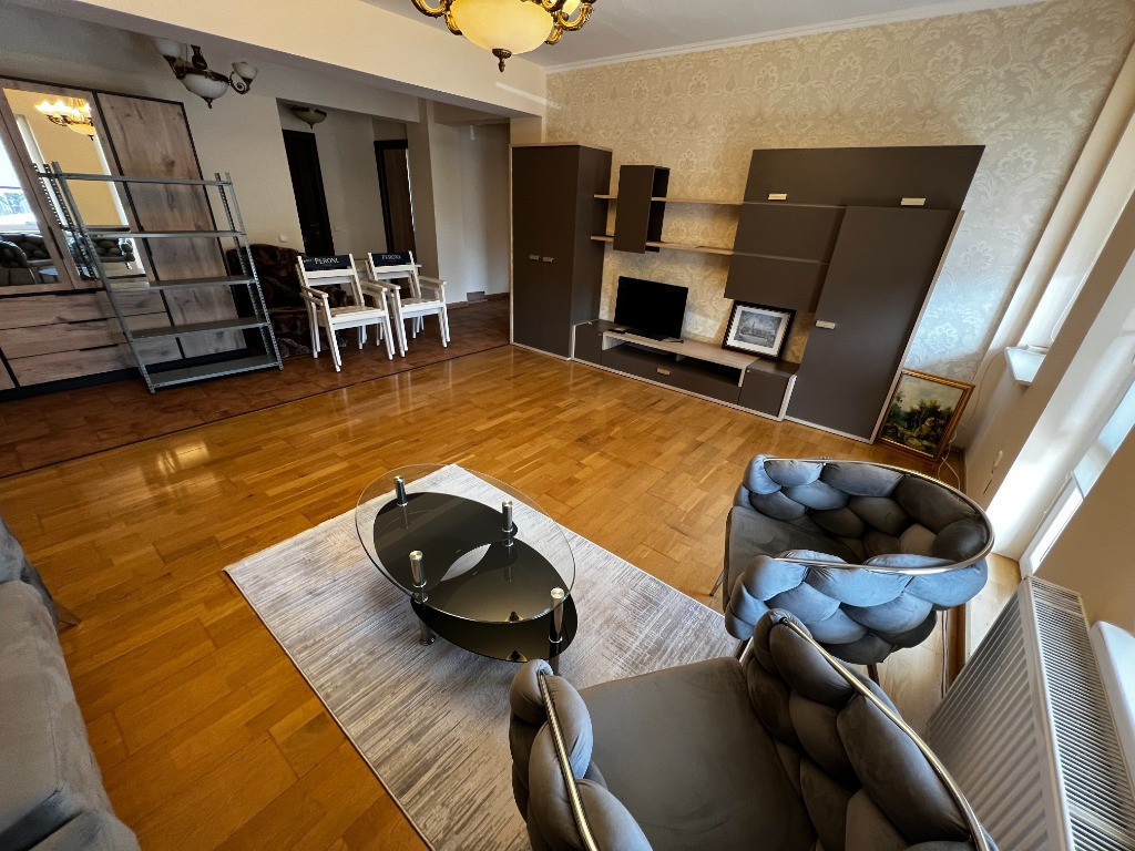 INCHIRIEZ apartament 4 camere ,constructie noua, zona Strand