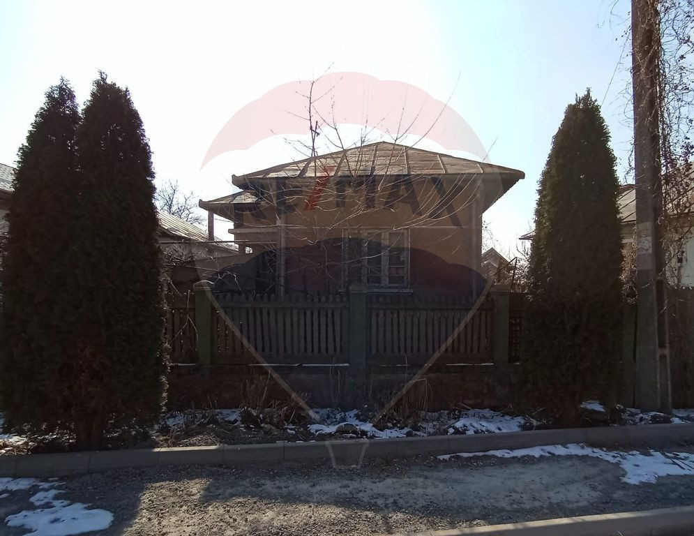 Casă bătrânească cu teren generos de vanzare in Ișal...