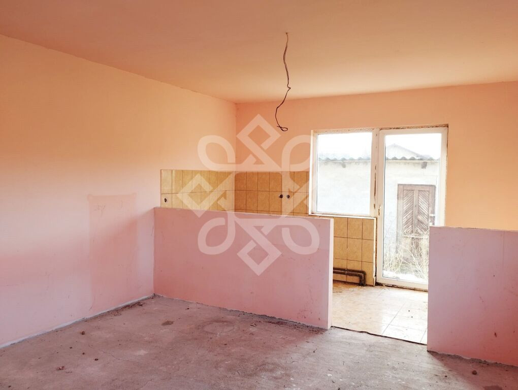 Casa cu etaj cu 4 camere si 500 mp teren de in Santandrei