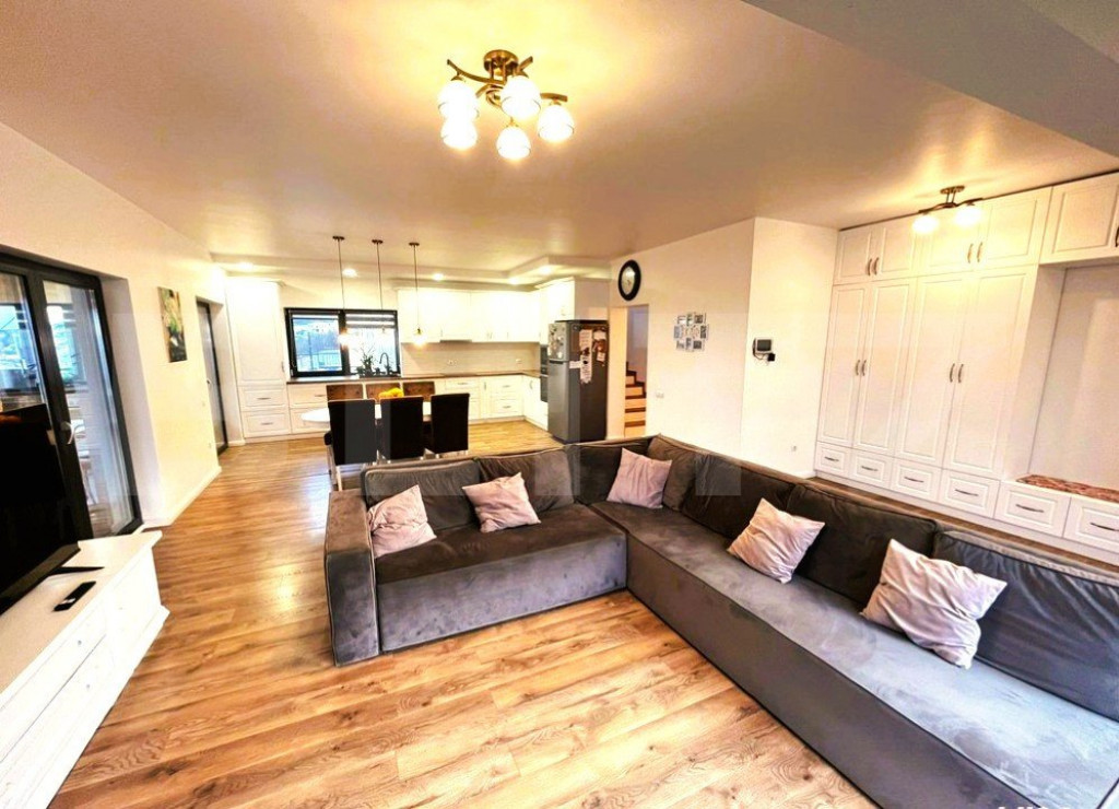 Casa individuala, 250mp, cu teren 640 mp, garaj, zona Planoa