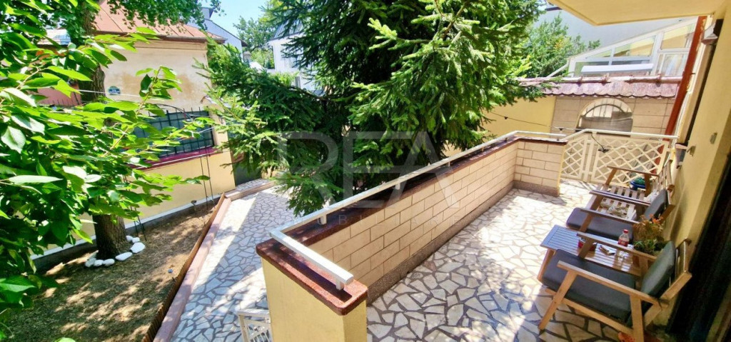 Vila + Curte si 4 Locuri de Parcare Disponibil Pentru Mutare