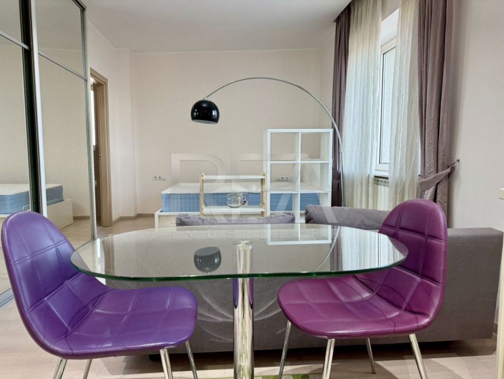 Garsonieră mobilată cu parcare, zonă ultracentrală