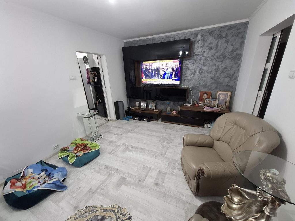Apartament 3 camere metrou