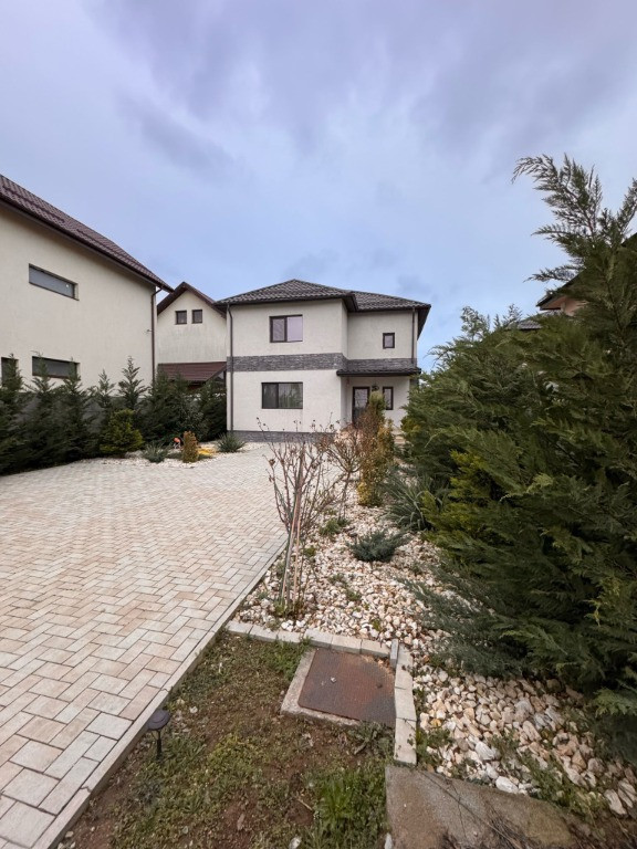 Vila P+1 cu 4 camere - 3 bai, Teren 566 mp