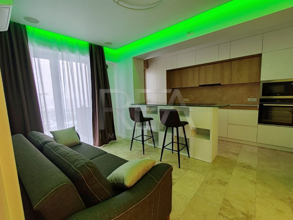 Studio dublu, mobilat si utilat/ Como Park, Virtutii