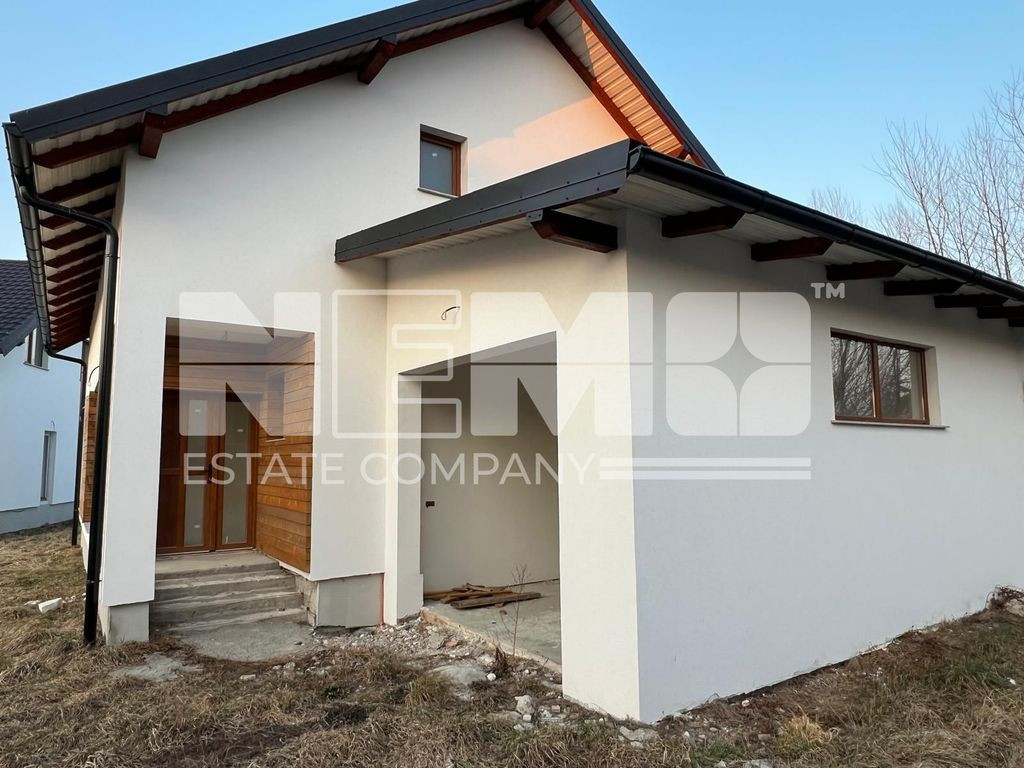 Case Semifinisate | Cu Garaj și curte