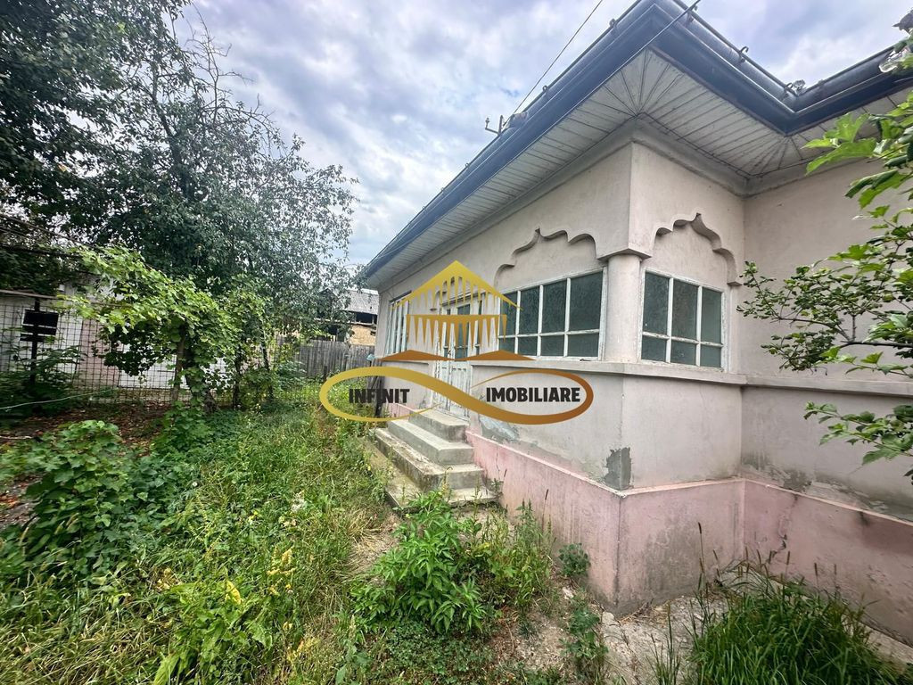 Casa batraneasca si teren intravilan de vanzare in judetu...
