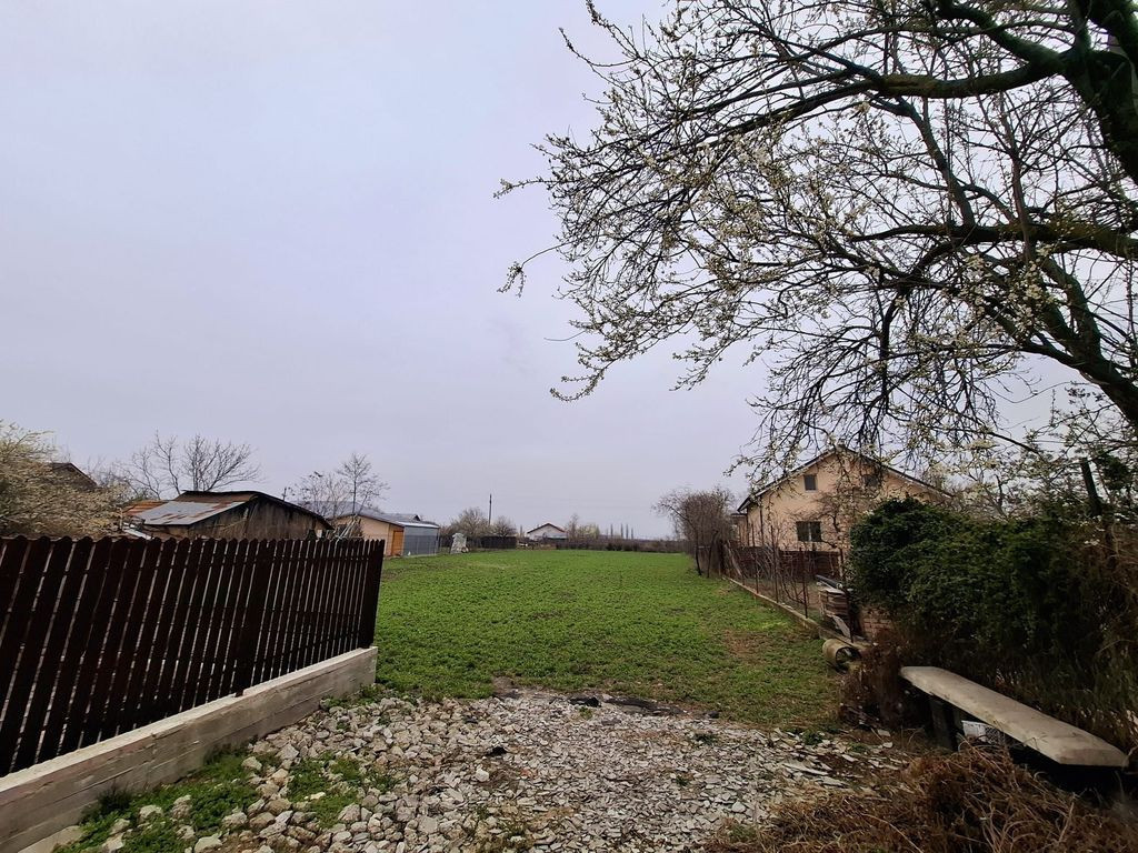 DARZA ( CREVEDIA) TEREN INTRAVILAN , LOTURI 400 MP