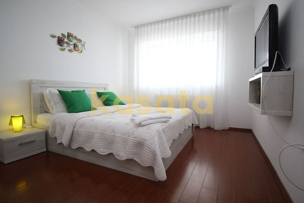 Apartament cu 2 camere zona Pjura, parcare și terasă ge...