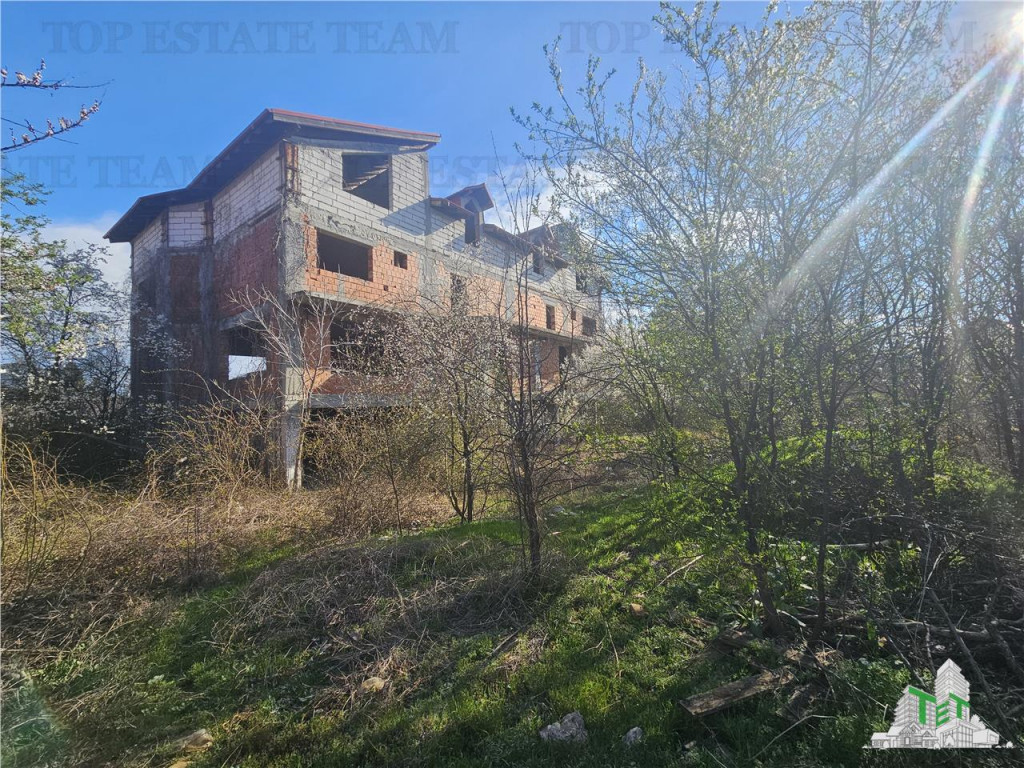 Duplex 4 nivele la rosu cu teren 400mp langa Padurea Rosu