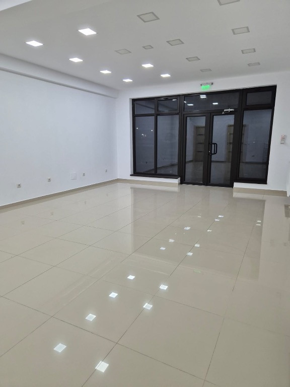 Spațiu comercial, 2 locuri de parcare, toate utilitățile, poziție buna