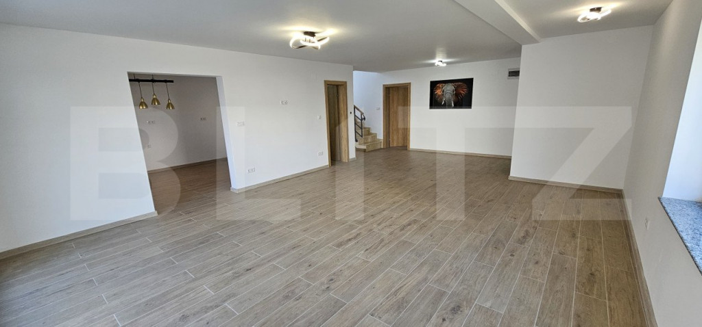 Casa de vanzare, 4 camere, 204 mp, zona Dacia Service
