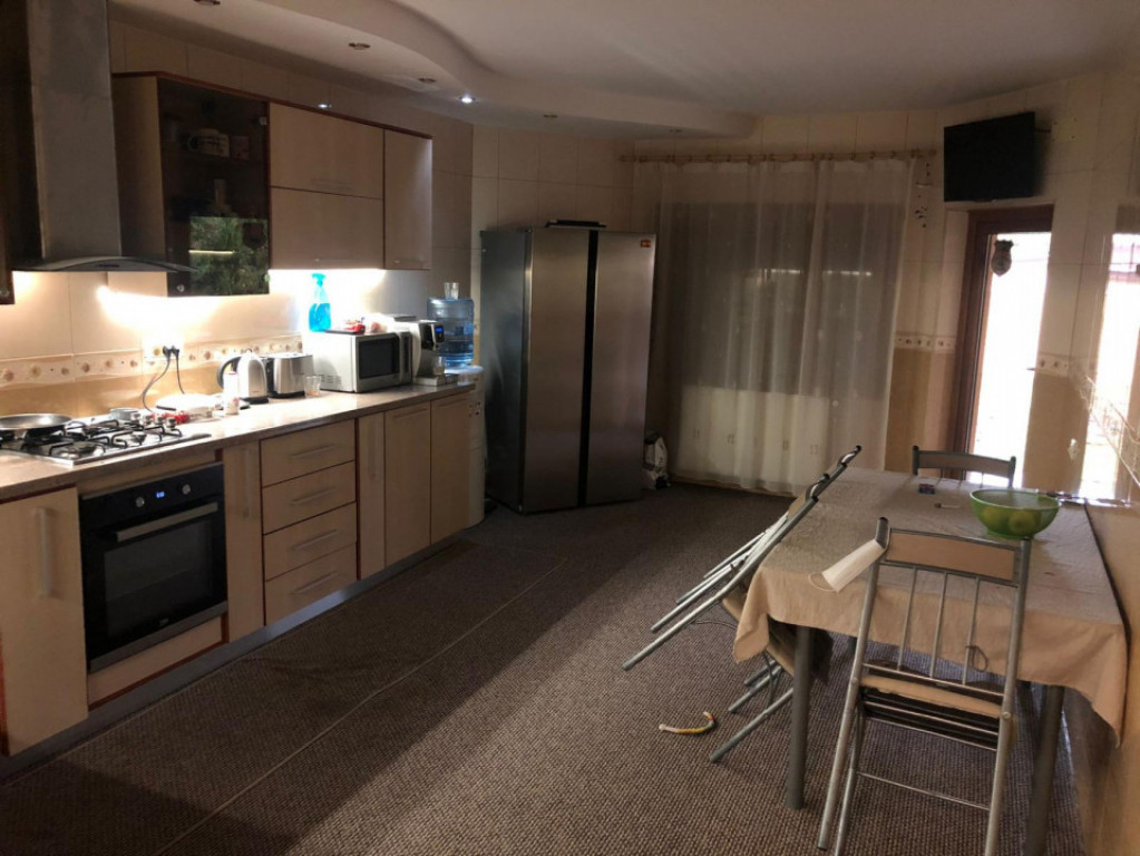 Casa de vanzare 4 dormitoare, living, 2 bai, bucatarie etc i