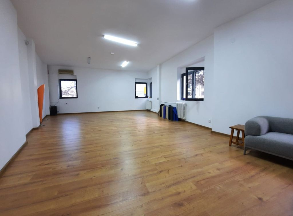 Zona Romana Eminescu etaj 1 si mansarda 140 mp stradal am...