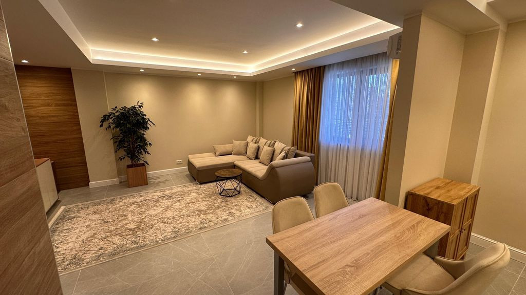 Apartament cu trei camere in zona Palazu Mare mobiliat /u...