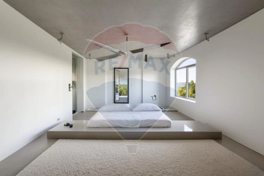 Casă individuală modernă cu 6 dormitoare, garaj dublu ...