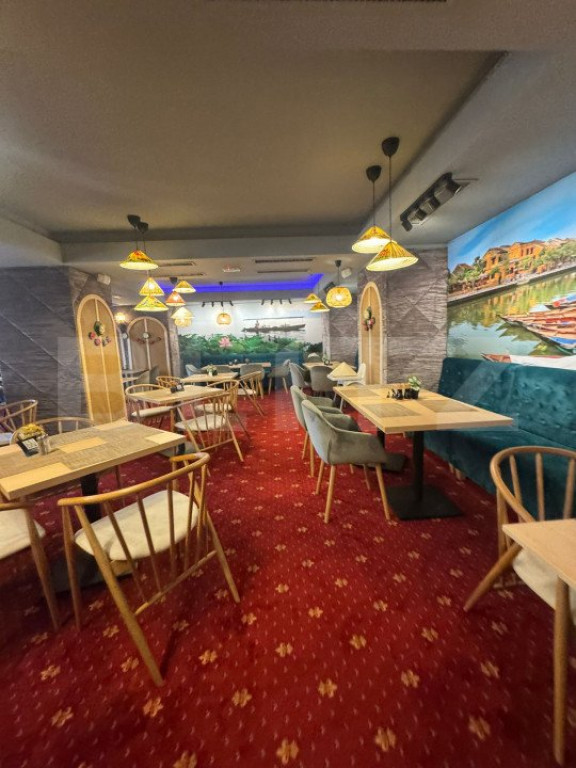 Spatiu comercial de vanzare, 3 camere, 220 mp, zona-Decebal