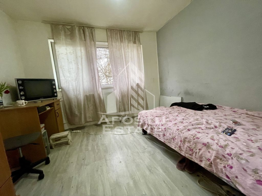 Garsoniera la etajul 2, mobilata, zona Complexului Studen...