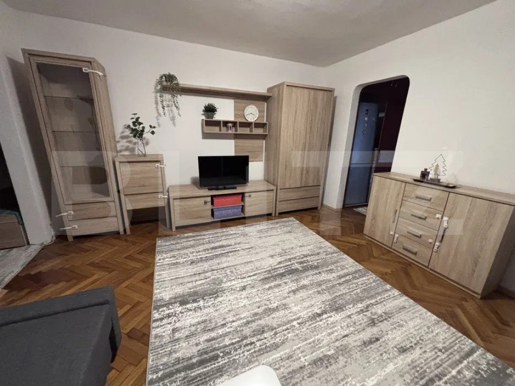 Apartament cu 3 camere, zona Nufarul