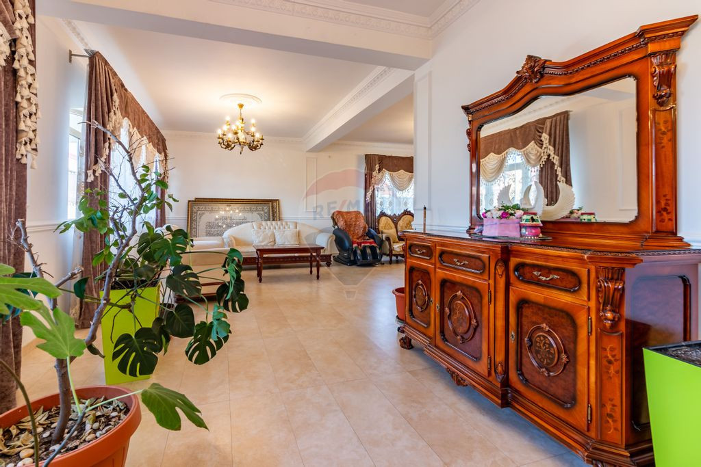 De Vanzare Casă / Vilă cu 11 camere si Hala Productie V...