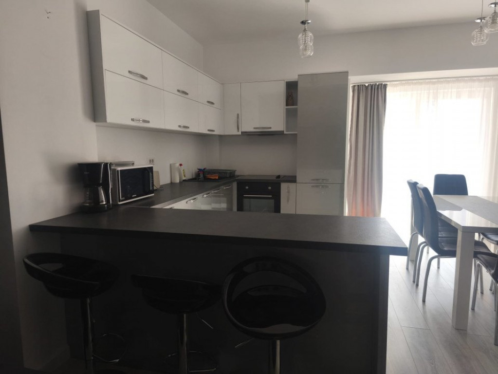 Apartament 4 camere de inchiriat, 100mp, etaj 3, centru Rada