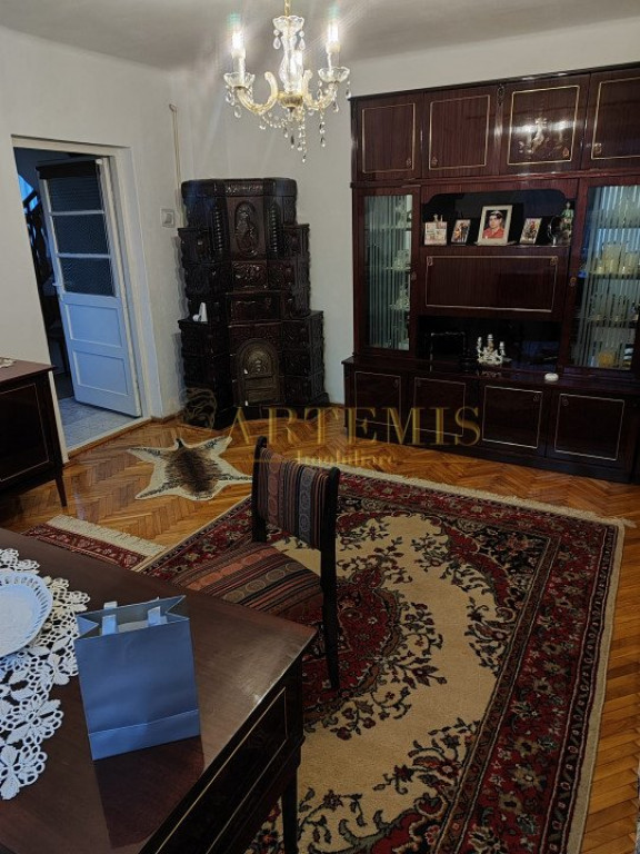 Casa de 5 camere, decomandat, 184 mp., curte si gradina in z