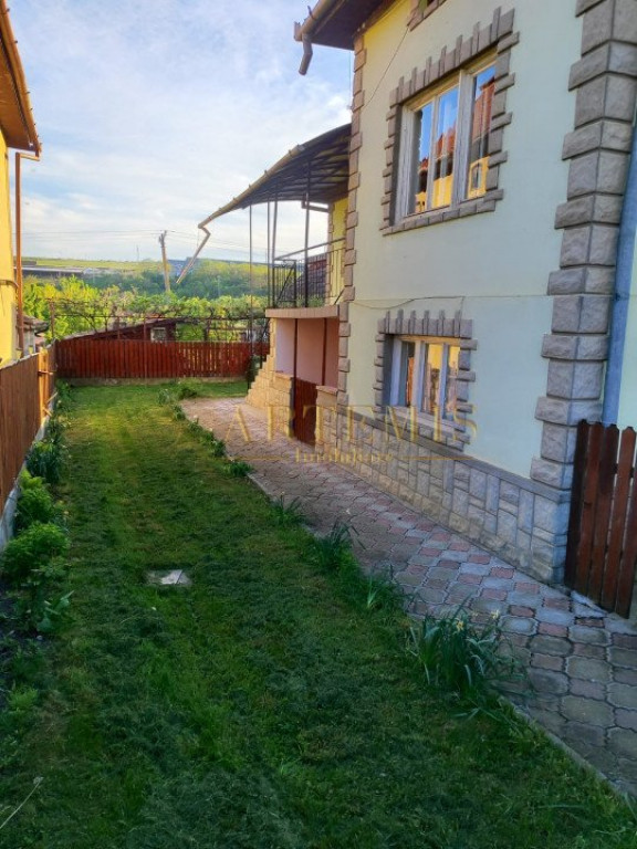 Casa individuala, 3 camera , living, 2 bai, garaj , curte si