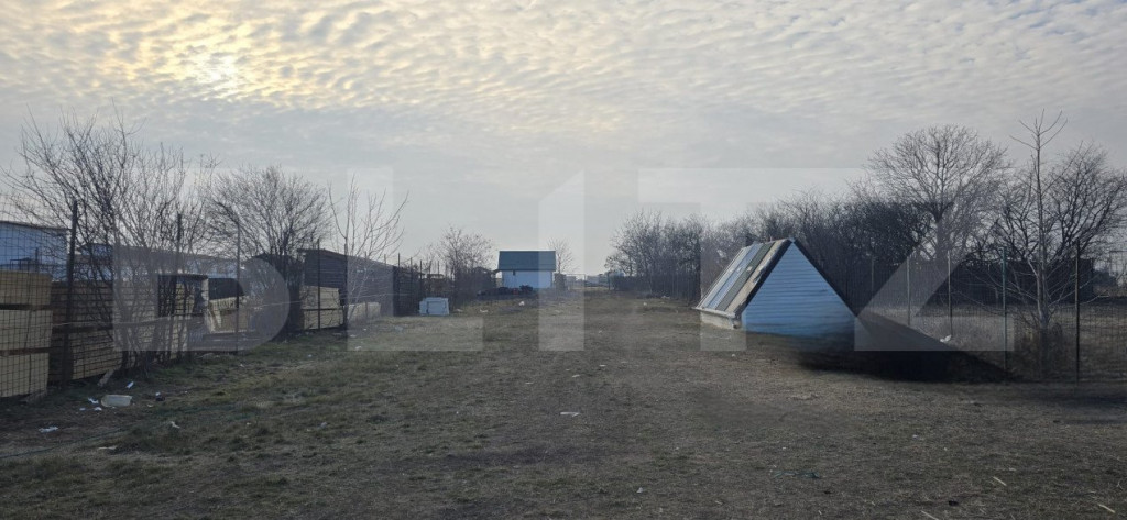 Teren intravilan, 3000 mp, 2 fronturi de 16 metri, zona Cent